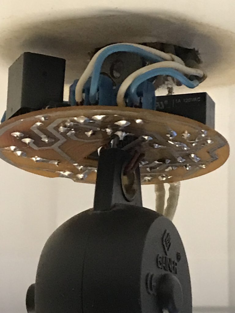 Размещение устройства под декоративным колпаком подвеса светильника