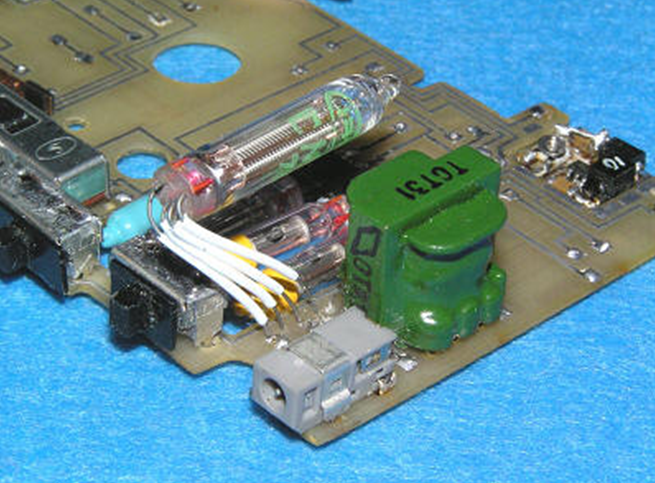 Вид индикаторной лампы DM-160 и выходной трансформатор